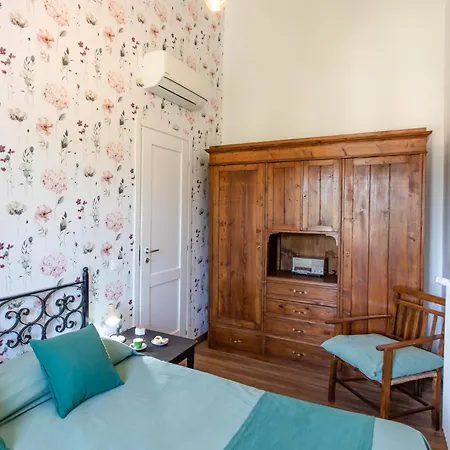 La Collina Degli Ulivi 8&2, Emma Montefalco